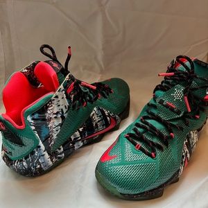 Nike Lebron 12 XMAS 'Akron Birch'.